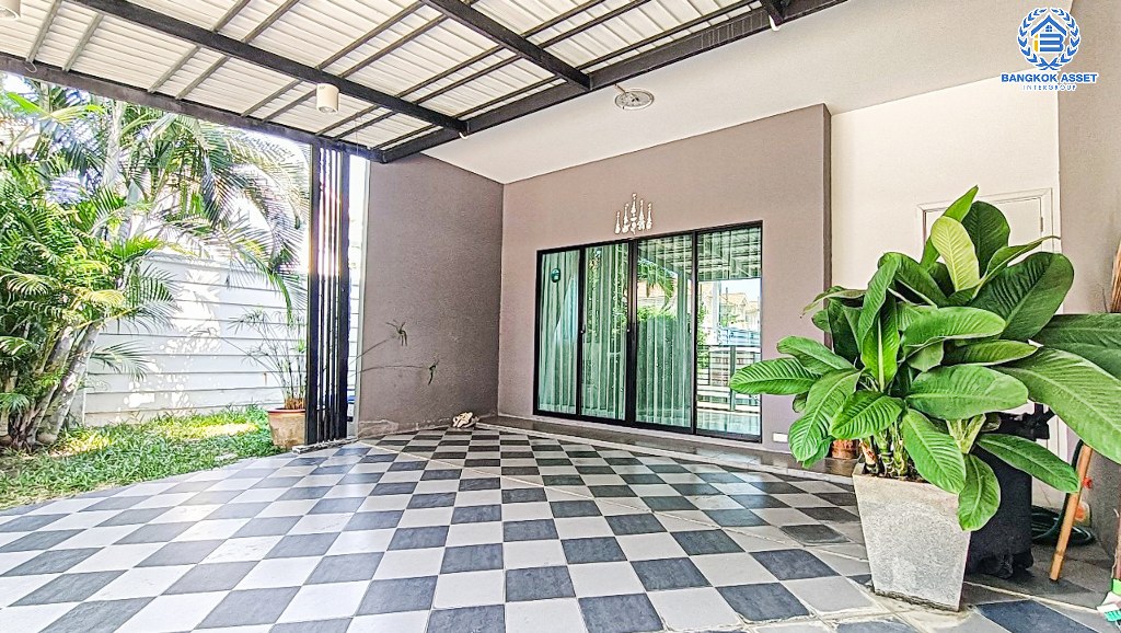 *****ทาวน์โฮม 3 ชั้นมือสอง โครงการ The Connect เพชรเกษม48 หลังมุม เนื้อที่ 34.60 ตร.ว. ฟังก์ชัน 3 ห้องนอน 3 ห้องน้ำ 2 ที่จอดรถ บนทำเลเดินทางสะดวก เชื่อมต่อถนนราชพฤกษ์ ถนนเพชรเกษม ถนนจรัญสนิทวงศ์ ใกล้รถไฟฟ้าสายสีเขียว(สายสีลม) "สถานีบางหว้า" และจุดขึ้นทางด่วน "เฉลิมมหานคร"