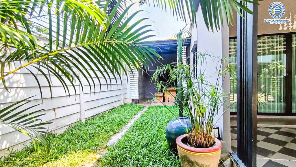 *****ทาวน์โฮม 3 ชั้นมือสอง โครงการ The Connect เพชรเกษม48 หลังมุม เนื้อที่ 34.60 ตร.ว. ฟังก์ชัน 3 ห้องนอน 3 ห้องน้ำ 2 ที่จอดรถ บนทำเลเดินทางสะดวก เชื่อมต่อถนนราชพฤกษ์ ถนนเพชรเกษม ถนนจรัญสนิทวงศ์ ใกล้รถไฟฟ้าสายสีเขียว(สายสีลม) "สถานีบางหว้า" และจุดขึ้นทางด่วน "เฉลิมมหานคร"