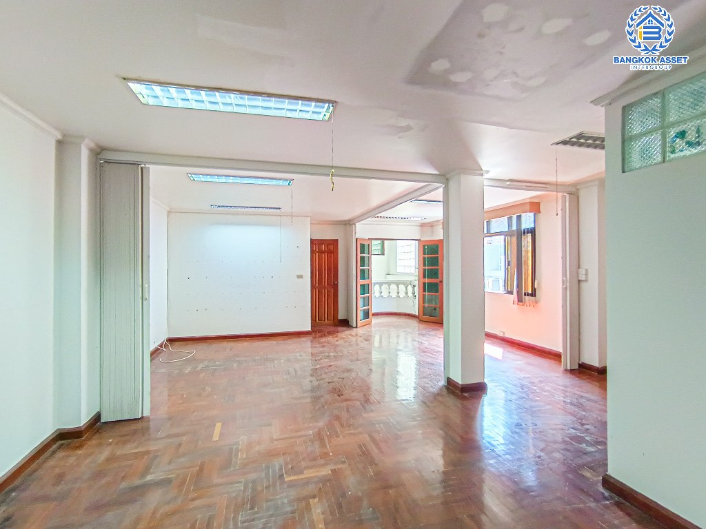 *****อาคารพาณิชย์ 4 ชั้นมือสอง ซอย บจก.โรจน์ไพบูลย์อีคิ๊ปเม้น สิรินธร เนื้อที่ 40 ตร.ว. ฟังก์ชัน 4 ห้องนอน 4 ห้องน้ำ 2 ที่จอดรถ เหมาะสำหรับอยู่อาศัย หรือทำ Home Office โครงการบนทำเลเดินทางสะดวก เชื่อมต่อถนนราชวิถี ถนนจรัญสนิทวงศ์ ถนนสมเด็จพระปิ่นเกล้า ใกล้จุดขึ้นทางด่วน "ศรีรัช"