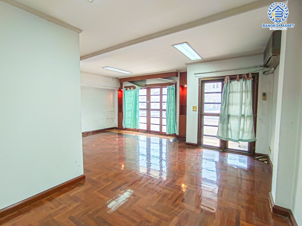 *****อาคารพาณิชย์ 4 ชั้นมือสอง ซอย บจก.โรจน์ไพบูลย์อีคิ๊ปเม้น สิรินธร เนื้อที่ 40 ตร.ว. ฟังก์ชัน 4 ห้องนอน 4 ห้องน้ำ 2 ที่จอดรถ เหมาะสำหรับอยู่อาศัย หรือทำ Home Office โครงการบนทำเลเดินทางสะดวก เชื่อมต่อถนนราชวิถี ถนนจรัญสนิทวงศ์ ถนนสมเด็จพระปิ่นเกล้า ใกล้จุดขึ้นทางด่วน "ศรีรัช"