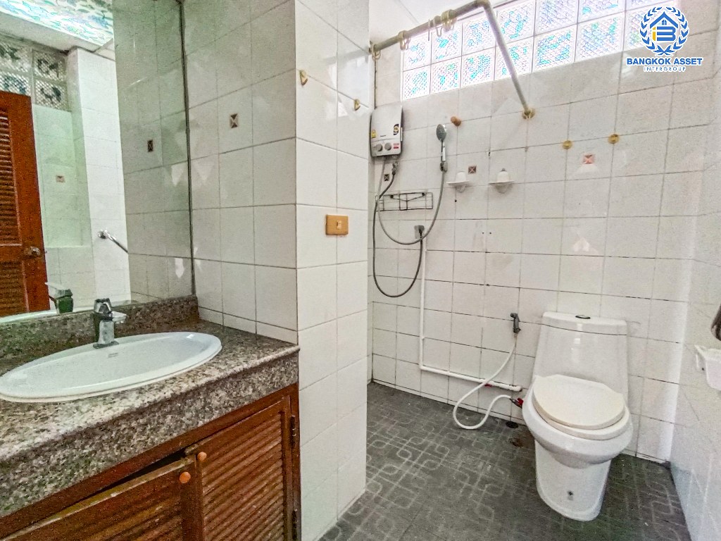 *****อาคารพาณิชย์ 4 ชั้นมือสอง ซอย บจก.โรจน์ไพบูลย์อีคิ๊ปเม้น สิรินธร เนื้อที่ 40 ตร.ว. ฟังก์ชัน 4 ห้องนอน 4 ห้องน้ำ 2 ที่จอดรถ เหมาะสำหรับอยู่อาศัย หรือทำ Home Office โครงการบนทำเลเดินทางสะดวก เชื่อมต่อถนนราชวิถี ถนนจรัญสนิทวงศ์ ถนนสมเด็จพระปิ่นเกล้า ใกล้จุดขึ้นทางด่วน "ศรีรัช"