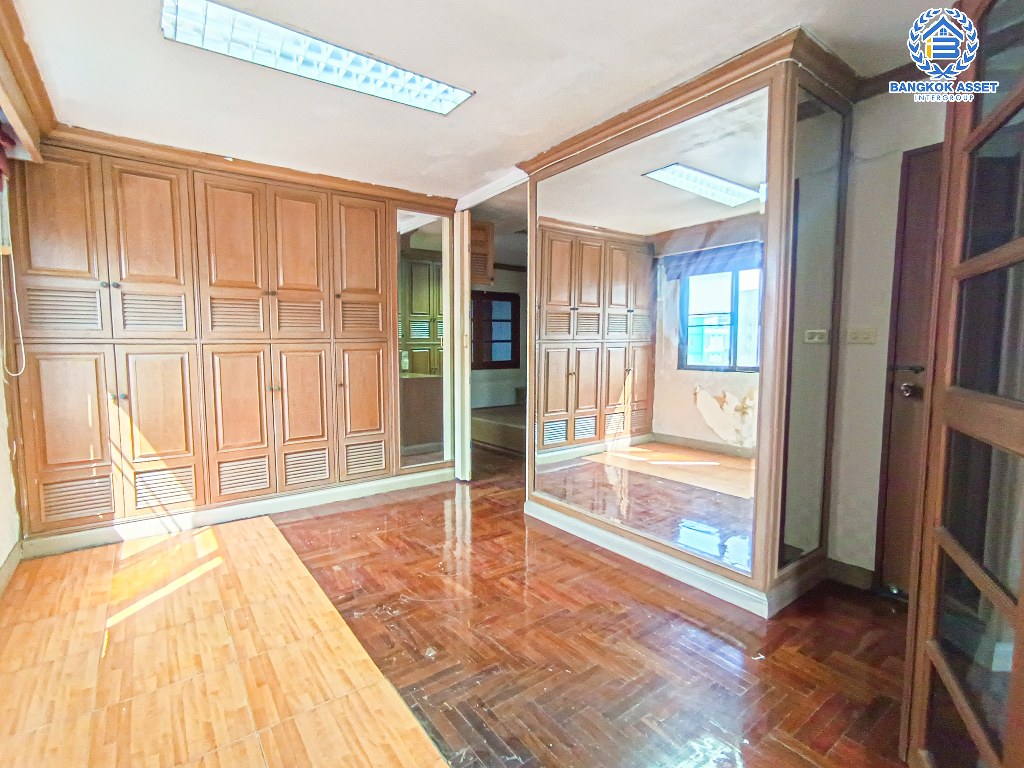 *****อาคารพาณิชย์ 4 ชั้นมือสอง ซอย บจก.โรจน์ไพบูลย์อีคิ๊ปเม้น สิรินธร เนื้อที่ 40 ตร.ว. ฟังก์ชัน 4 ห้องนอน 4 ห้องน้ำ 2 ที่จอดรถ เหมาะสำหรับอยู่อาศัย หรือทำ Home Office โครงการบนทำเลเดินทางสะดวก เชื่อมต่อถนนราชวิถี ถนนจรัญสนิทวงศ์ ถนนสมเด็จพระปิ่นเกล้า ใกล้จุดขึ้นทางด่วน "ศรีรัช"