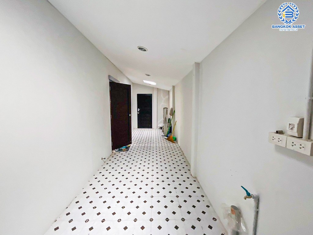 *****บ้านเดี่ยวมือสอง โครงการ แฟมิลี่ เพลส พุทธมณฑลสาย2 เนื้อที่ 60 ตร.ว. ฟังก์ชัน 4 ห้องนอน 3 ห้องน้ำ 2 ที่จอดรถ บ้านสภาพดีเยี่ยม พร้อมเข้าอยู่ โครงการบนทำเลดี เข้า-ออกได้ทั้งถนนเพชรเกษม ถนนพุทธมณฑลสาย2 ถนนสิรินธร ใกล้ห้างสรรพสินค้าเดอะมอลล์ บางแค เชื่อมต่อรถไฟฟ้าสายสีน้ำเงิน "สถานีหลักสอง"