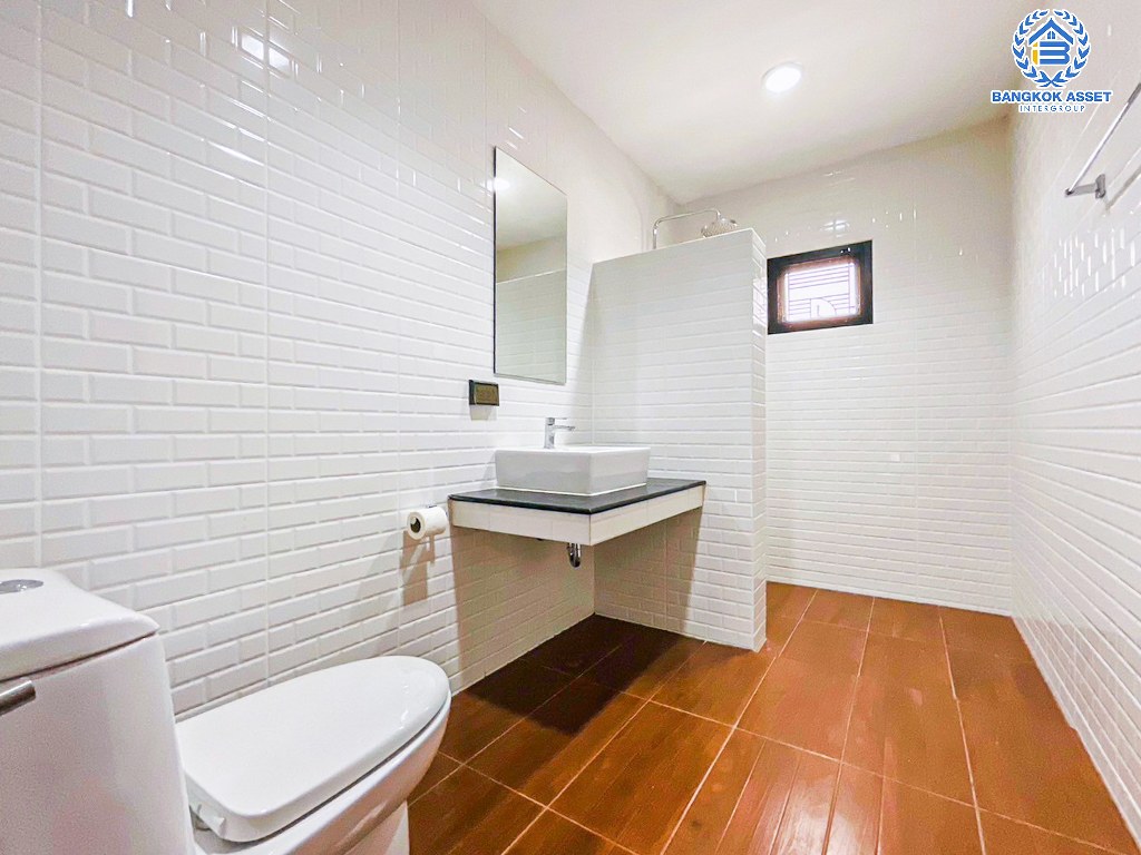 *****บ้านเดี่ยวมือสอง โครงการ แฟมิลี่ เพลส พุทธมณฑลสาย2 เนื้อที่ 60 ตร.ว. ฟังก์ชัน 4 ห้องนอน 3 ห้องน้ำ 2 ที่จอดรถ บ้านสภาพดีเยี่ยม พร้อมเข้าอยู่ โครงการบนทำเลดี เข้า-ออกได้ทั้งถนนเพชรเกษม ถนนพุทธมณฑลสาย2 ถนนสิรินธร ใกล้ห้างสรรพสินค้าเดอะมอลล์ บางแค เชื่อมต่อรถไฟฟ้าสายสีน้ำเงิน "สถานีหลักสอง"