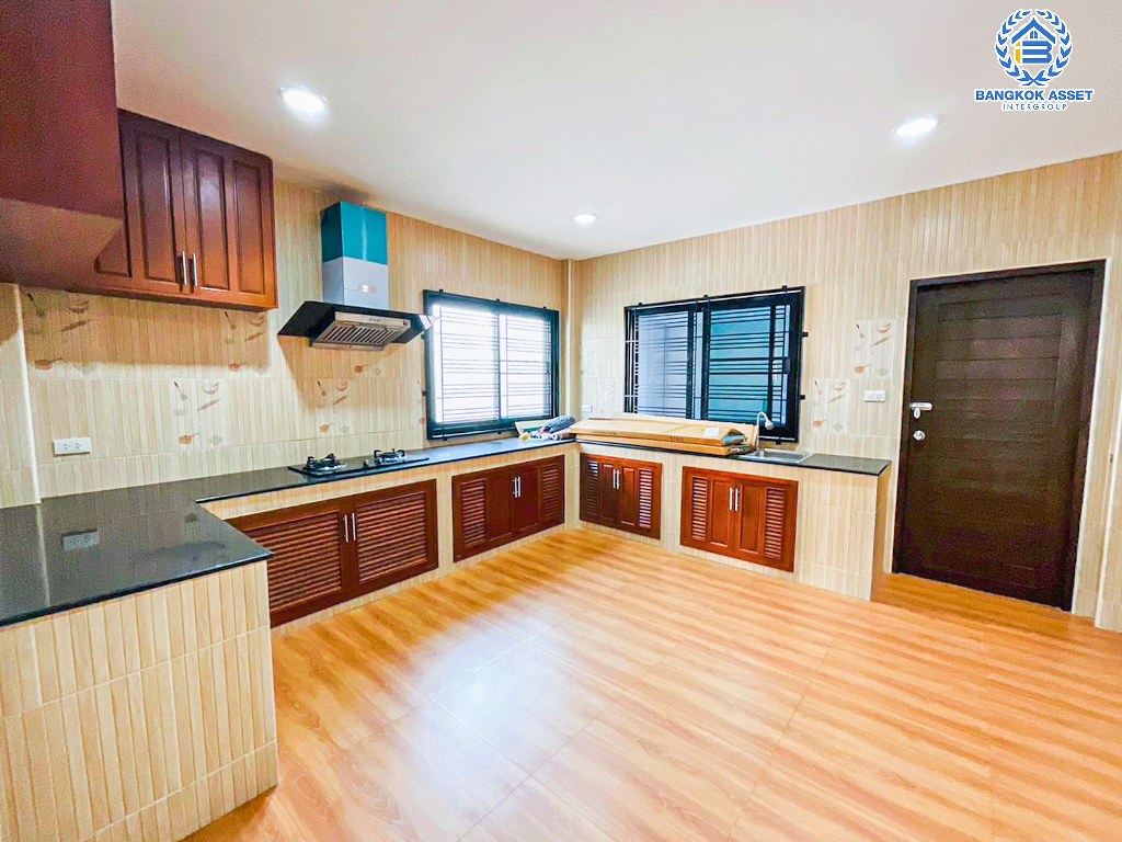 *****บ้านเดี่ยวมือสอง โครงการ แฟมิลี่ เพลส พุทธมณฑลสาย2 เนื้อที่ 60 ตร.ว. ฟังก์ชัน 4 ห้องนอน 3 ห้องน้ำ 2 ที่จอดรถ บ้านสภาพดีเยี่ยม พร้อมเข้าอยู่ โครงการบนทำเลดี เข้า-ออกได้ทั้งถนนเพชรเกษม ถนนพุทธมณฑลสาย2 ถนนสิรินธร ใกล้ห้างสรรพสินค้าเดอะมอลล์ บางแค เชื่อมต่อรถไฟฟ้าสายสีน้ำเงิน "สถานีหลักสอง"