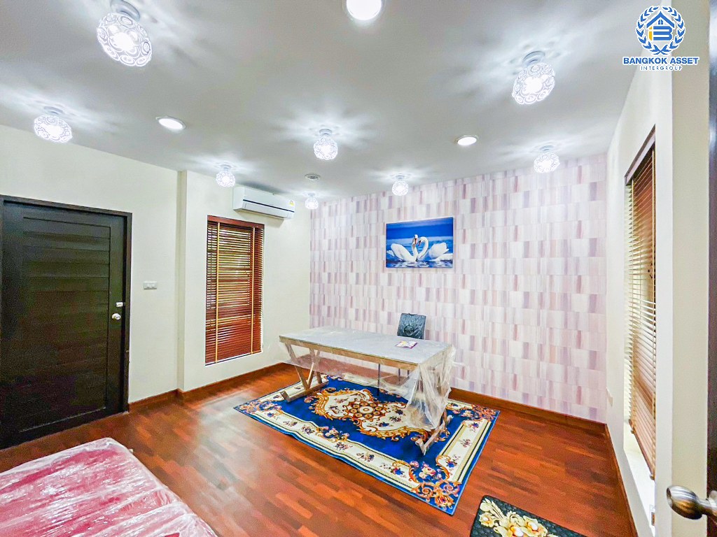 *****บ้านเดี่ยวมือสอง โครงการ แฟมิลี่ เพลส พุทธมณฑลสาย2 เนื้อที่ 60 ตร.ว. ฟังก์ชัน 4 ห้องนอน 3 ห้องน้ำ 2 ที่จอดรถ บ้านสภาพดีเยี่ยม พร้อมเข้าอยู่ โครงการบนทำเลดี เข้า-ออกได้ทั้งถนนเพชรเกษม ถนนพุทธมณฑลสาย2 ถนนสิรินธร ใกล้ห้างสรรพสินค้าเดอะมอลล์ บางแค เชื่อมต่อรถไฟฟ้าสายสีน้ำเงิน "สถานีหลักสอง"