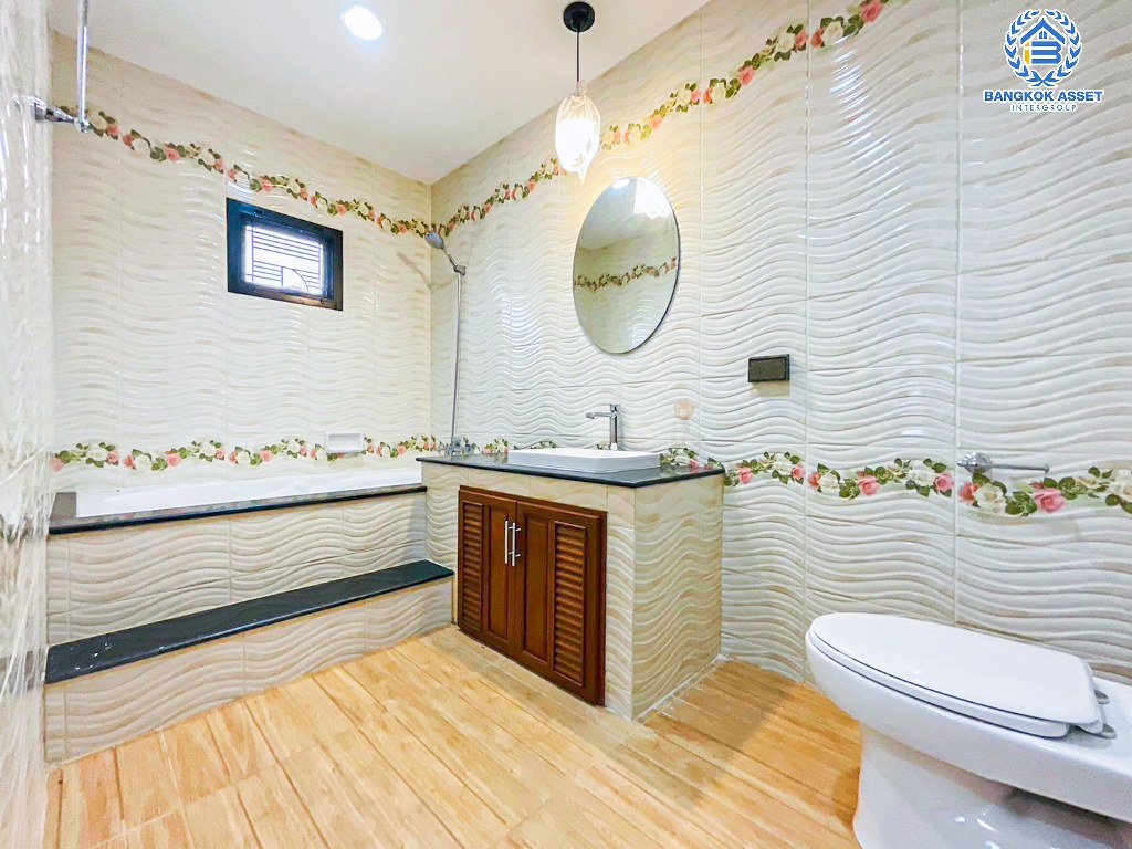 *****บ้านเดี่ยวมือสอง โครงการ แฟมิลี่ เพลส พุทธมณฑลสาย2 เนื้อที่ 60 ตร.ว. ฟังก์ชัน 4 ห้องนอน 3 ห้องน้ำ 2 ที่จอดรถ บ้านสภาพดีเยี่ยม พร้อมเข้าอยู่ โครงการบนทำเลดี เข้า-ออกได้ทั้งถนนเพชรเกษม ถนนพุทธมณฑลสาย2 ถนนสิรินธร ใกล้ห้างสรรพสินค้าเดอะมอลล์ บางแค เชื่อมต่อรถไฟฟ้าสายสีน้ำเงิน "สถานีหลักสอง"