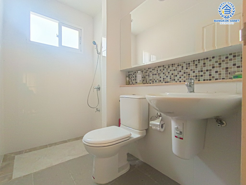 *****บ้านเดี่ยวมือสอง โครงการ เดอะเซนโทร รัตนาธิเบศร์ เนื้อที่ 56.20 ตร.ว. ฟังก์ชัน 3 ห้องนอน 3 ห้องน้ำ 2 ที่จอดรถ บ้านสภาพดีเยี่ยม พร้อมเข้าอยู่ บนทำเลเดินทางสะดวก เชื่อมต่อถนนกาญจนาภิเษก ถนนรัตนาธิเบศร์ ถนนบางกรวย-ไทรน้อย ใกล้รถไฟฟ้าสายสีม่วง "สถานีบางพลู" และจุดขึ้นทางด่วน "งามวงศ์วาน"