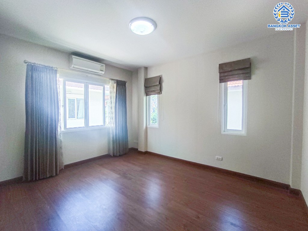 *****บ้านเดี่ยวมือสอง โครงการ เดอะเซนโทร รัตนาธิเบศร์ เนื้อที่ 56.20 ตร.ว. ฟังก์ชัน 3 ห้องนอน 3 ห้องน้ำ 2 ที่จอดรถ บ้านสภาพดีเยี่ยม พร้อมเข้าอยู่ บนทำเลเดินทางสะดวก เชื่อมต่อถนนกาญจนาภิเษก ถนนรัตนาธิเบศร์ ถนนบางกรวย-ไทรน้อย ใกล้รถไฟฟ้าสายสีม่วง "สถานีบางพลู" และจุดขึ้นทางด่วน "งามวงศ์วาน"