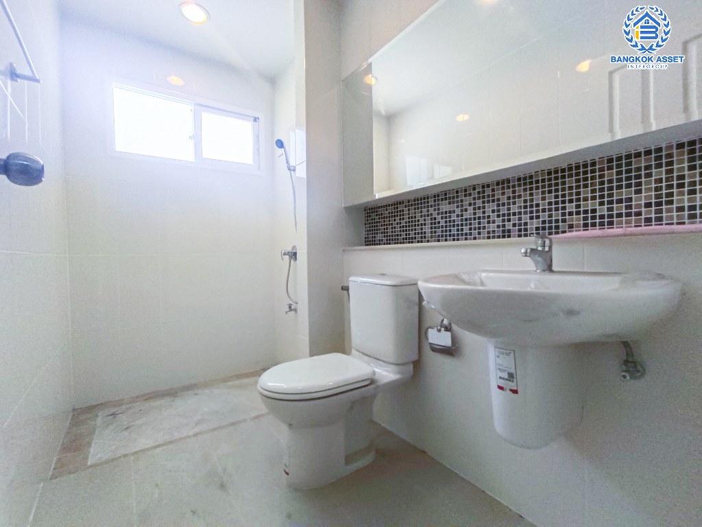 *****บ้านเดี่ยวมือสอง โครงการ เดอะเซนโทร รัตนาธิเบศร์ เนื้อที่ 56.20 ตร.ว. ฟังก์ชัน 3 ห้องนอน 3 ห้องน้ำ 2 ที่จอดรถ บ้านสภาพดีเยี่ยม พร้อมเข้าอยู่ บนทำเลเดินทางสะดวก เชื่อมต่อถนนกาญจนาภิเษก ถนนรัตนาธิเบศร์ ถนนบางกรวย-ไทรน้อย ใกล้รถไฟฟ้าสายสีม่วง "สถานีบางพลู" และจุดขึ้นทางด่วน "งามวงศ์วาน"