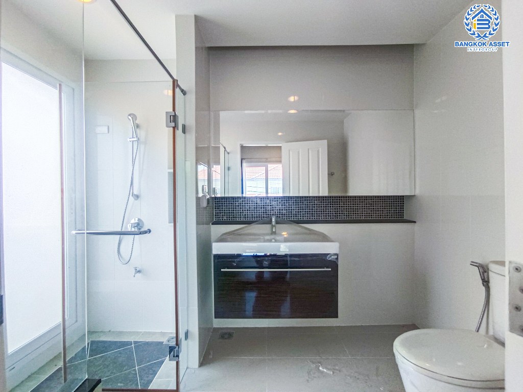 *****บ้านเดี่ยวมือสอง โครงการ เดอะเซนโทร รัตนาธิเบศร์ เนื้อที่ 56.20 ตร.ว. ฟังก์ชัน 3 ห้องนอน 3 ห้องน้ำ 2 ที่จอดรถ บ้านสภาพดีเยี่ยม พร้อมเข้าอยู่ บนทำเลเดินทางสะดวก เชื่อมต่อถนนกาญจนาภิเษก ถนนรัตนาธิเบศร์ ถนนบางกรวย-ไทรน้อย ใกล้รถไฟฟ้าสายสีม่วง "สถานีบางพลู" และจุดขึ้นทางด่วน "งามวงศ์วาน"