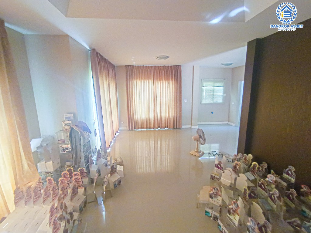 *****บ้านเดี่ยวมือสอง โครงการ เดอะเซนโทร รัตนาธิเบศร์ เนื้อที่ 56.20 ตร.ว. ฟังก์ชัน 3 ห้องนอน 3 ห้องน้ำ 2 ที่จอดรถ บ้านสภาพดีเยี่ยม พร้อมเข้าอยู่ บนทำเลเดินทางสะดวก เชื่อมต่อถนนกาญจนาภิเษก ถนนรัตนาธิเบศร์ ถนนบางกรวย-ไทรน้อย ใกล้รถไฟฟ้าสายสีม่วง "สถานีบางพลู" และจุดขึ้นทางด่วน "งามวงศ์วาน"