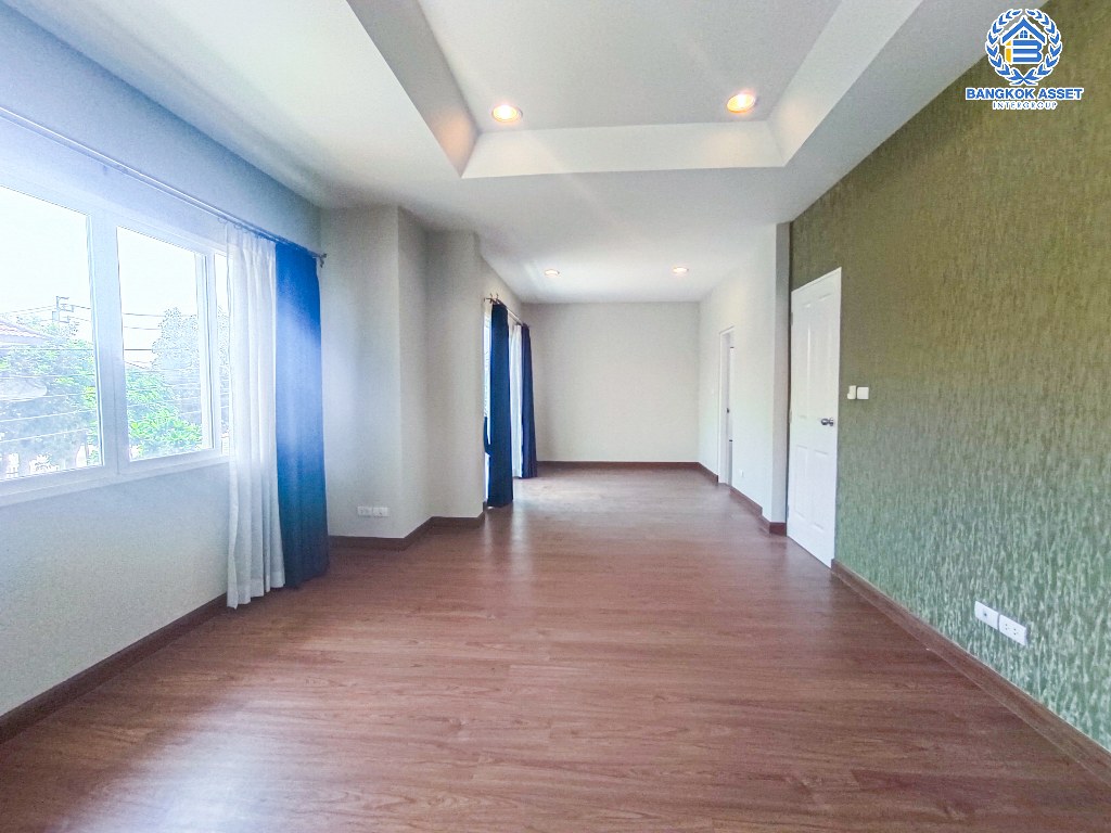 *****บ้านเดี่ยวมือสอง โครงการ เดอะเซนโทร รัตนาธิเบศร์ เนื้อที่ 56.20 ตร.ว. ฟังก์ชัน 3 ห้องนอน 3 ห้องน้ำ 2 ที่จอดรถ บ้านสภาพดีเยี่ยม พร้อมเข้าอยู่ บนทำเลเดินทางสะดวก เชื่อมต่อถนนกาญจนาภิเษก ถนนรัตนาธิเบศร์ ถนนบางกรวย-ไทรน้อย ใกล้รถไฟฟ้าสายสีม่วง "สถานีบางพลู" และจุดขึ้นทางด่วน "งามวงศ์วาน"