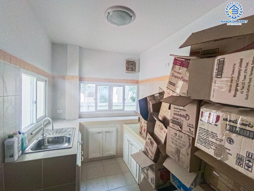 *****บ้านเดี่ยวมือสอง โครงการ เดอะเซนโทร รัตนาธิเบศร์ เนื้อที่ 56.20 ตร.ว. ฟังก์ชัน 3 ห้องนอน 3 ห้องน้ำ 2 ที่จอดรถ บ้านสภาพดีเยี่ยม พร้อมเข้าอยู่ บนทำเลเดินทางสะดวก เชื่อมต่อถนนกาญจนาภิเษก ถนนรัตนาธิเบศร์ ถนนบางกรวย-ไทรน้อย ใกล้รถไฟฟ้าสายสีม่วง "สถานีบางพลู" และจุดขึ้นทางด่วน "งามวงศ์วาน"