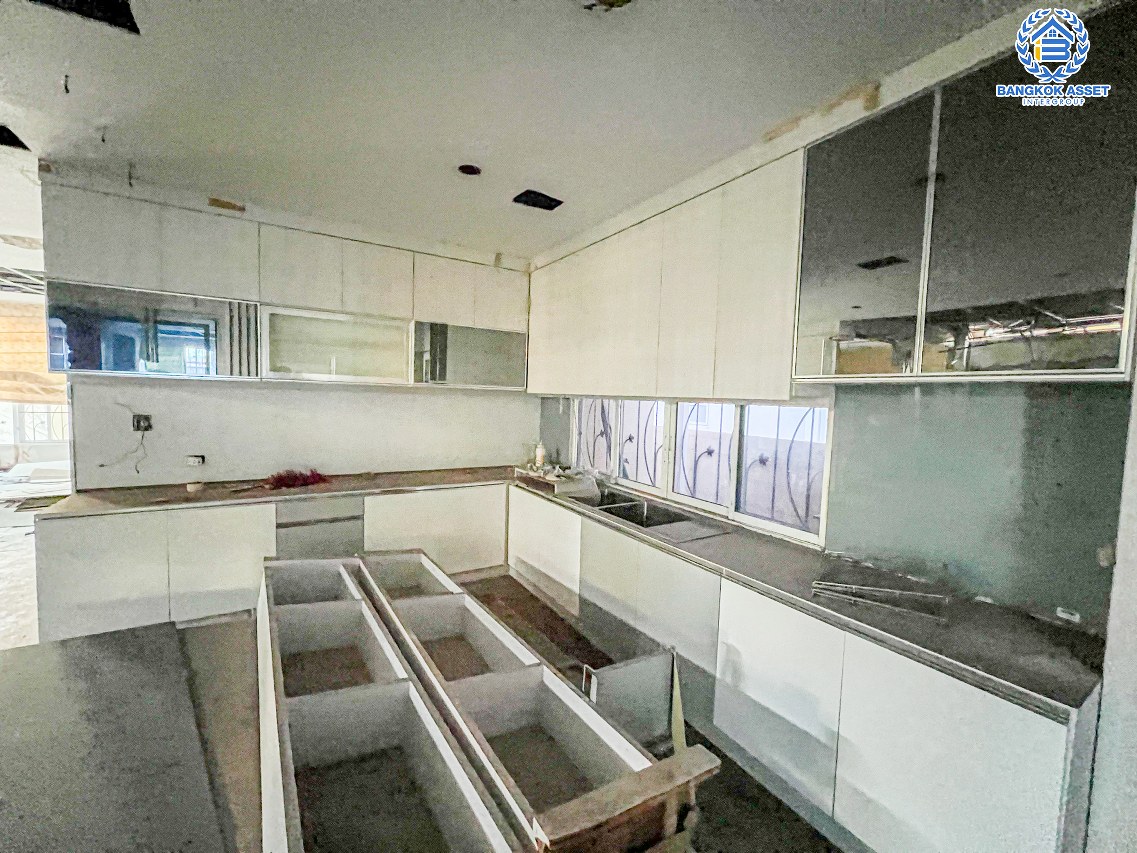 *****บ้านเดี่ยวมือสองนนทบุรี โครงการ ชิชากร แก้วอินทร์ หลังมุม เนื้อที่กว้างขวางถึง 80 ตร.ว. ฟังก์ชัน 3 ห้องนอน 4 ห้องน้ำ 2 ที่จอดรถ บ้านอยู่ระหว่างรีโนเวทใหม่ บนทำเลเดินทางสะดวก เชื่อมต่อถนนกาญจนาภิเษก, ถนนรัตนาธิเบศร์ ใกล้รถไฟฟ้าสายสีม่วง "สถานีตลาดบางใหญ่" เพียง 10 นาที !