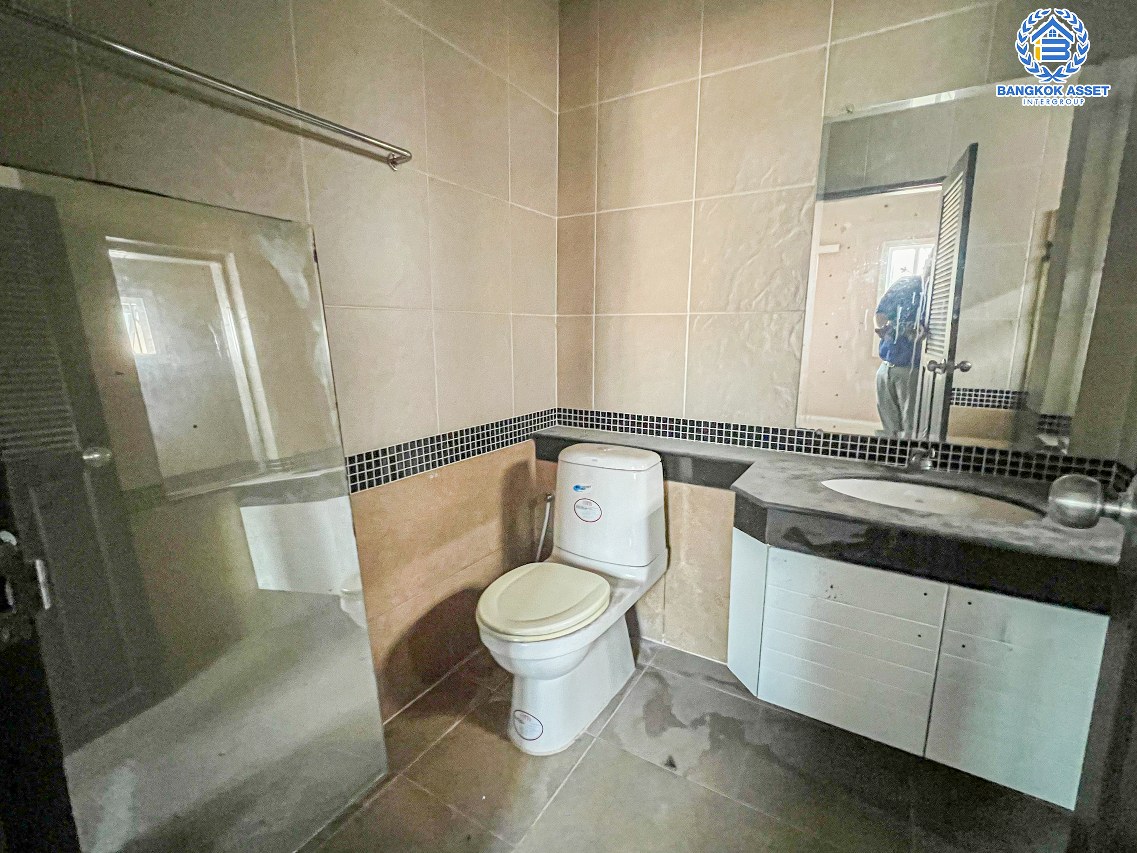 *****บ้านเดี่ยวมือสองนนทบุรี โครงการ ชิชากร แก้วอินทร์ หลังมุม เนื้อที่กว้างขวางถึง 80 ตร.ว. ฟังก์ชัน 3 ห้องนอน 4 ห้องน้ำ 2 ที่จอดรถ บ้านอยู่ระหว่างรีโนเวทใหม่ บนทำเลเดินทางสะดวก เชื่อมต่อถนนกาญจนาภิเษก, ถนนรัตนาธิเบศร์ ใกล้รถไฟฟ้าสายสีม่วง "สถานีตลาดบางใหญ่" เพียง 10 นาที !