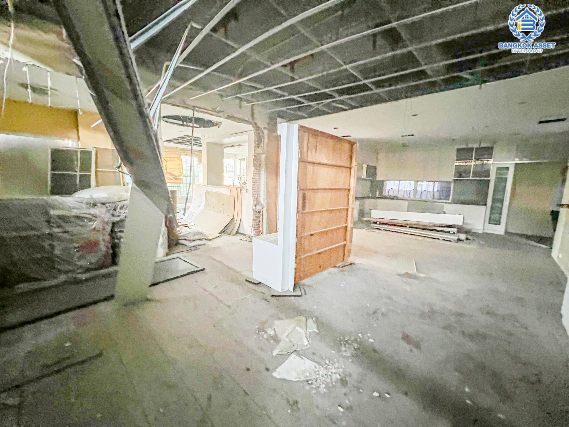 *****บ้านเดี่ยวมือสองนนทบุรี โครงการ ชิชากร แก้วอินทร์ หลังมุม เนื้อที่กว้างขวางถึง 80 ตร.ว. ฟังก์ชัน 3 ห้องนอน 4 ห้องน้ำ 2 ที่จอดรถ บ้านอยู่ระหว่างรีโนเวทใหม่ บนทำเลเดินทางสะดวก เชื่อมต่อถนนกาญจนาภิเษก, ถนนรัตนาธิเบศร์ ใกล้รถไฟฟ้าสายสีม่วง "สถานีตลาดบางใหญ่" เพียง 10 นาที !