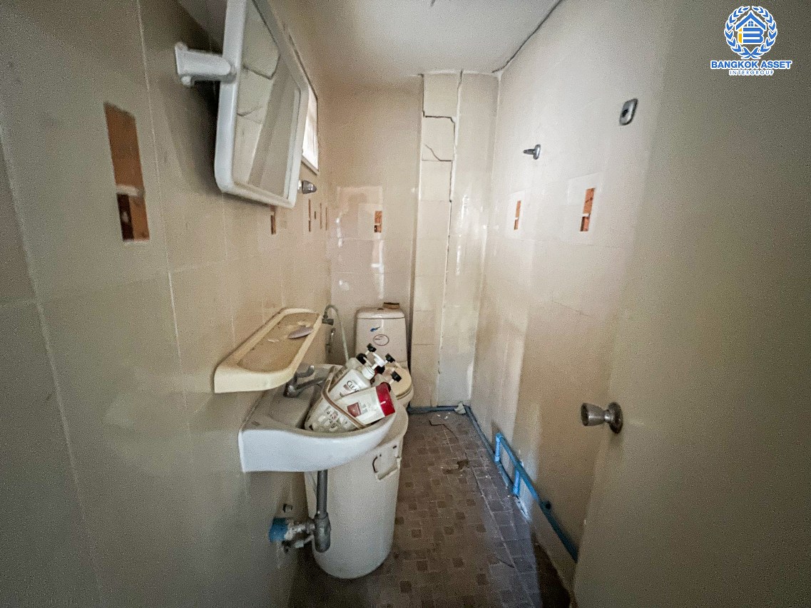 *****บ้านเดี่ยวมือสองนนทบุรี โครงการ ชิชากร แก้วอินทร์ หลังมุม เนื้อที่กว้างขวางถึง 80 ตร.ว. ฟังก์ชัน 3 ห้องนอน 4 ห้องน้ำ 2 ที่จอดรถ บ้านอยู่ระหว่างรีโนเวทใหม่ บนทำเลเดินทางสะดวก เชื่อมต่อถนนกาญจนาภิเษก, ถนนรัตนาธิเบศร์ ใกล้รถไฟฟ้าสายสีม่วง "สถานีตลาดบางใหญ่" เพียง 10 นาที !