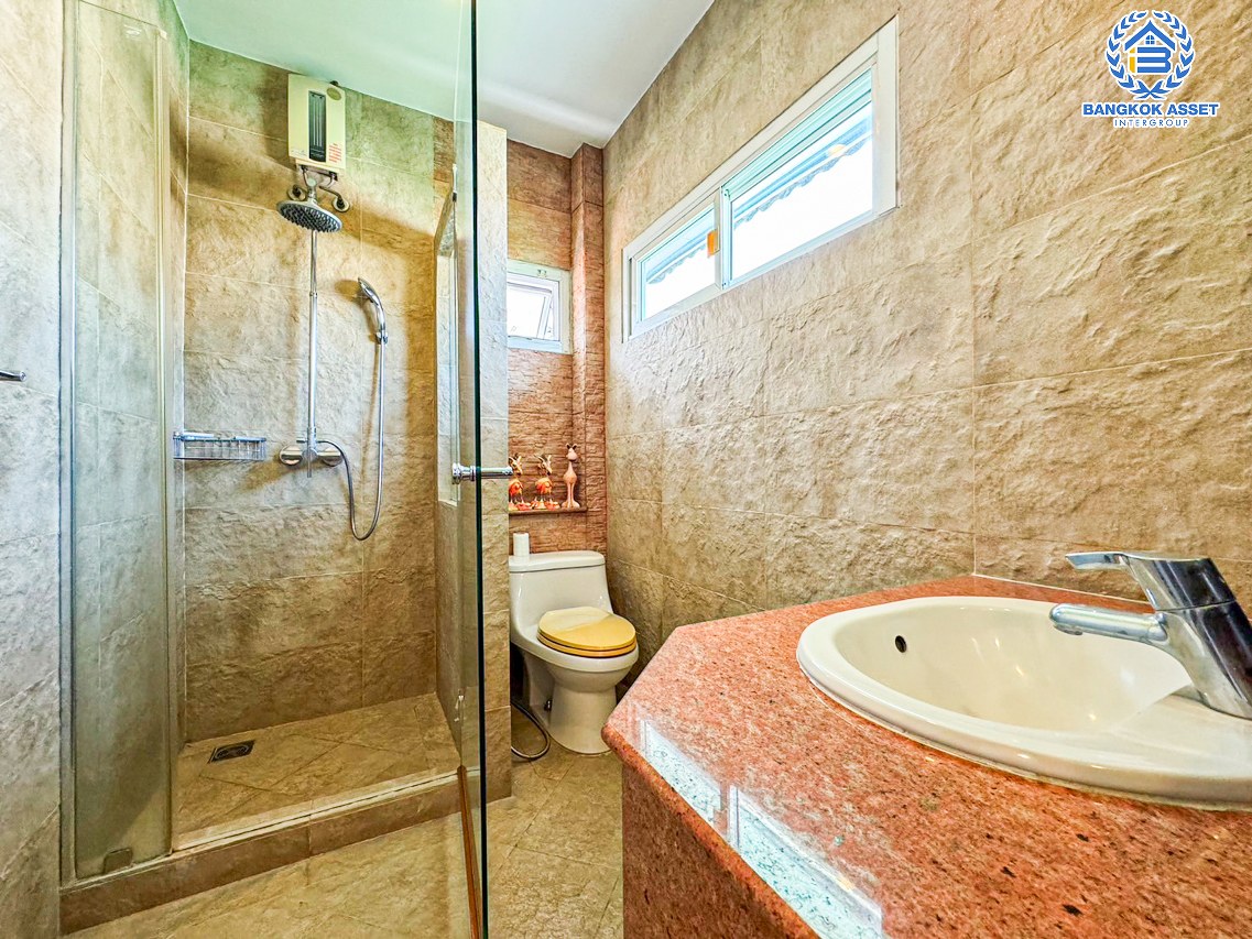 *****บ้านเดี่ยวมือสองกรุงเทพมหานคร โครงการ อารียา ชบา นวลจันทร์56 เนื้อที่กว้าง 61.7 ตร.ว. ฟังก์ชัน 2 ห้องนอน 3 ห้องน้ำ 2 ที่จอดรถ บ้านหลังใหญ่ หน้าบ้านเป็นสวนส่วนกลาง บนทำเลเดินทางสะดวก เชื่อมต่อถนนรามอินทรา, ถนนประเสริฐมนูกิจ, ถนนนวมินทร์ ใกล้จุดขึ้นทางด่วน "ฉลองรัช" จองเลย!