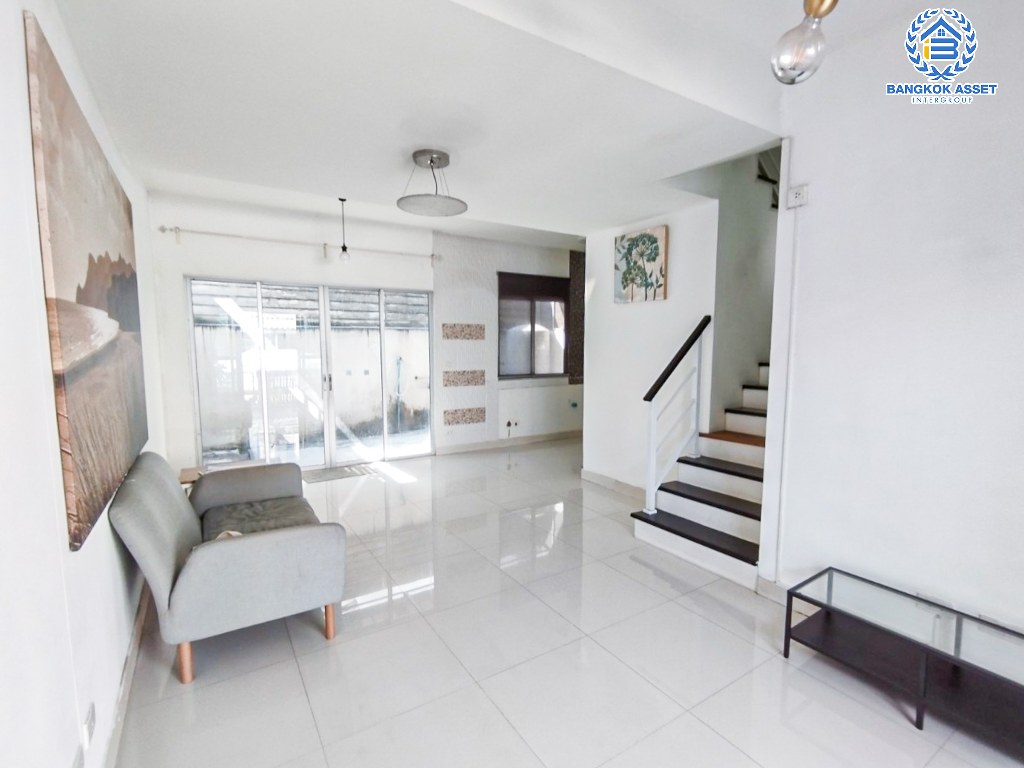 *****ทาวน์เฮ้าส์มือสอง โครงการ เดอะคอนเนค อ่อนนุช2 เนื้อที่ 18.20 ตร.ว. ฟังก์ชัน 3 ห้องนอน 2 ห้องน้ำ บ้านสภาพดีเยี่ยม บรรยากาศเป็นส่วนตัว บนทำเลเมือง รายล้อมด้วยสิ่งอำนวยความสะดวก เชื่อมต่อถนนอ่อนนุช ถนนตัดใหม่ ถนนลาดกระบัง ใกล้โรบินสัน ไลฟ์สไตล์ ลาดกระบัง