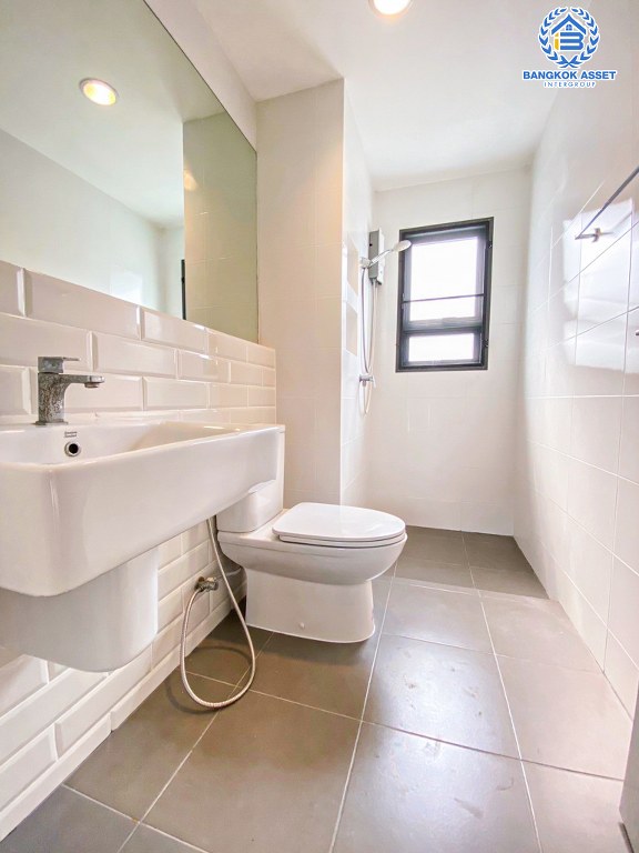 *****บ้านเดี่ยวมือสอง โครงการ Pave รามอินทรา-วงแหวน หลังมุม จากแบรนด์ SC Asset เนื้อที่ 71.50 ตร.ว. ฟังก์ชัน 4 ห้องนอน 3 ห้องน้ำ 2 ที่จอดรถ โครงการบนทำเลเดินทางสะดวก เชื่อมต่อถนนวงแหวนรอบนอก(ตะวันออก) ถนนรามอินทรา ถนนเกษตรนวมินทร์ ใกล้รถไฟฟ้าสายสีชมพู "สถานีคู้บอน" และจุดขึ้นทางด่วน "ฉลองรัช"