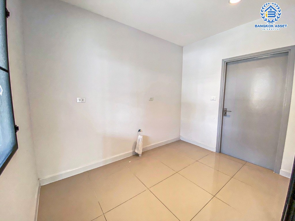 *****บ้านเดี่ยวมือสอง โครงการ Pave รามอินทรา-วงแหวน หลังมุม จากแบรนด์ SC Asset เนื้อที่ 71.50 ตร.ว. ฟังก์ชัน 4 ห้องนอน 3 ห้องน้ำ 2 ที่จอดรถ โครงการบนทำเลเดินทางสะดวก เชื่อมต่อถนนวงแหวนรอบนอก(ตะวันออก) ถนนรามอินทรา ถนนเกษตรนวมินทร์ ใกล้รถไฟฟ้าสายสีชมพู "สถานีคู้บอน" และจุดขึ้นทางด่วน "ฉลองรัช"