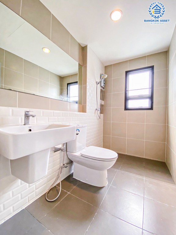 *****บ้านเดี่ยวมือสอง โครงการ Pave รามอินทรา-วงแหวน หลังมุม จากแบรนด์ SC Asset เนื้อที่ 71.50 ตร.ว. ฟังก์ชัน 4 ห้องนอน 3 ห้องน้ำ 2 ที่จอดรถ โครงการบนทำเลเดินทางสะดวก เชื่อมต่อถนนวงแหวนรอบนอก(ตะวันออก) ถนนรามอินทรา ถนนเกษตรนวมินทร์ ใกล้รถไฟฟ้าสายสีชมพู "สถานีคู้บอน" และจุดขึ้นทางด่วน "ฉลองรัช"