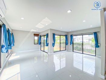 *****บ้านเดี่ยวมือสอง โครงการ Pave รามอินทรา-วงแหวน หลังมุม จากแบรนด์ SC Asset เนื้อที่ 71.50 ตร.ว. ฟังก์ชัน 4 ห้องนอน 3 ห้องน้ำ 2 ที่จอดรถ โครงการบนทำเลเดินทางสะดวก เชื่อมต่อถนนวงแหวนรอบนอก(ตะวันออก) ถนนรามอินทรา ถนนเกษตรนวมินทร์ ใกล้รถไฟฟ้าสายสีชมพู "สถานีคู้บอน" และจุดขึ้นทางด่วน "ฉลองรัช"