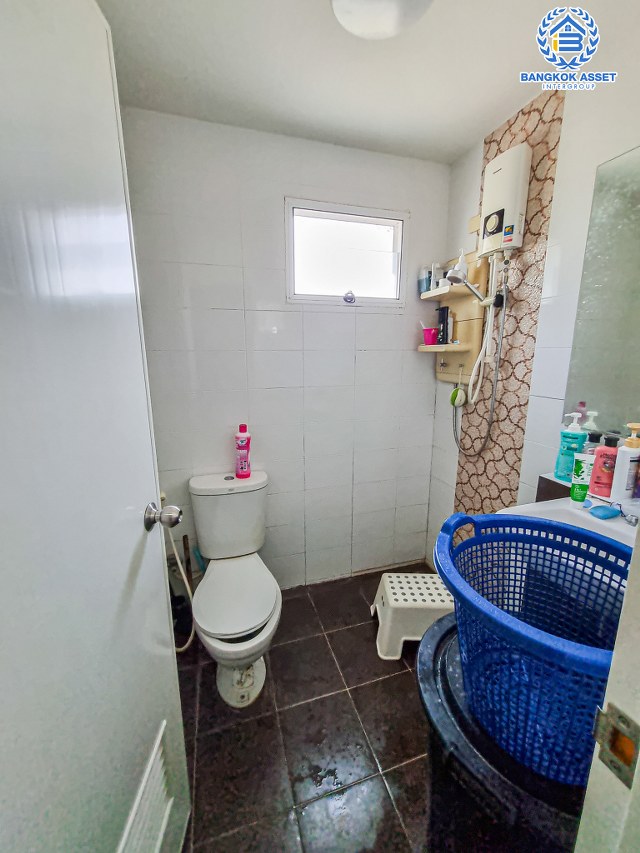 *****ทาวน์เฮ้าส์มือสองนนทบุรี โครงการ แกรนด์พลีโน่ รัตนาธิเบศร์ หลังมุม เนื้อที่กว้างเกือบ 25 ตร.ว. ฟังก์ชัน 3 ห้องนอน 2 ห้องน้ำ 1 ที่จอดรถ บ้านอยู่ใกล้ส่วนกลางของหมู่บ้าน แถมฟรี! 2 เครื่องปรับอากาศ, 2 เครื่องทำน้ำอุ่น บนทำเลเดินทางสะดวก เชื่อมต่อถนนกาญจนาภิเษก, ถนนรัตนาธิเบศร์, ถนนราชพฤกษ์ ใกล้รถไฟฟ้าสายสีม่วง "สถานีบางพลู" และทางด่วน "ศรีรัช"