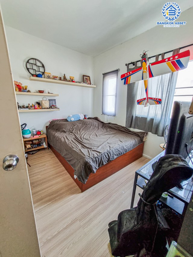 *****ทาวน์เฮ้าส์มือสองนนทบุรี โครงการ แกรนด์พลีโน่ รัตนาธิเบศร์ หลังมุม เนื้อที่กว้างเกือบ 25 ตร.ว. ฟังก์ชัน 3 ห้องนอน 2 ห้องน้ำ 1 ที่จอดรถ บ้านอยู่ใกล้ส่วนกลางของหมู่บ้าน แถมฟรี! 2 เครื่องปรับอากาศ, 2 เครื่องทำน้ำอุ่น บนทำเลเดินทางสะดวก เชื่อมต่อถนนกาญจนาภิเษก, ถนนรัตนาธิเบศร์, ถนนราชพฤกษ์ ใกล้รถไฟฟ้าสายสีม่วง "สถานีบางพลู" และทางด่วน "ศรีรัช"