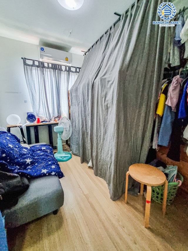 *****ทาวน์เฮ้าส์มือสองนนทบุรี โครงการ แกรนด์พลีโน่ รัตนาธิเบศร์ หลังมุม เนื้อที่กว้างเกือบ 25 ตร.ว. ฟังก์ชัน 3 ห้องนอน 2 ห้องน้ำ 1 ที่จอดรถ บ้านอยู่ใกล้ส่วนกลางของหมู่บ้าน แถมฟรี! 2 เครื่องปรับอากาศ, 2 เครื่องทำน้ำอุ่น บนทำเลเดินทางสะดวก เชื่อมต่อถนนกาญจนาภิเษก, ถนนรัตนาธิเบศร์, ถนนราชพฤกษ์ ใกล้รถไฟฟ้าสายสีม่วง "สถานีบางพลู" และทางด่วน "ศรีรัช"