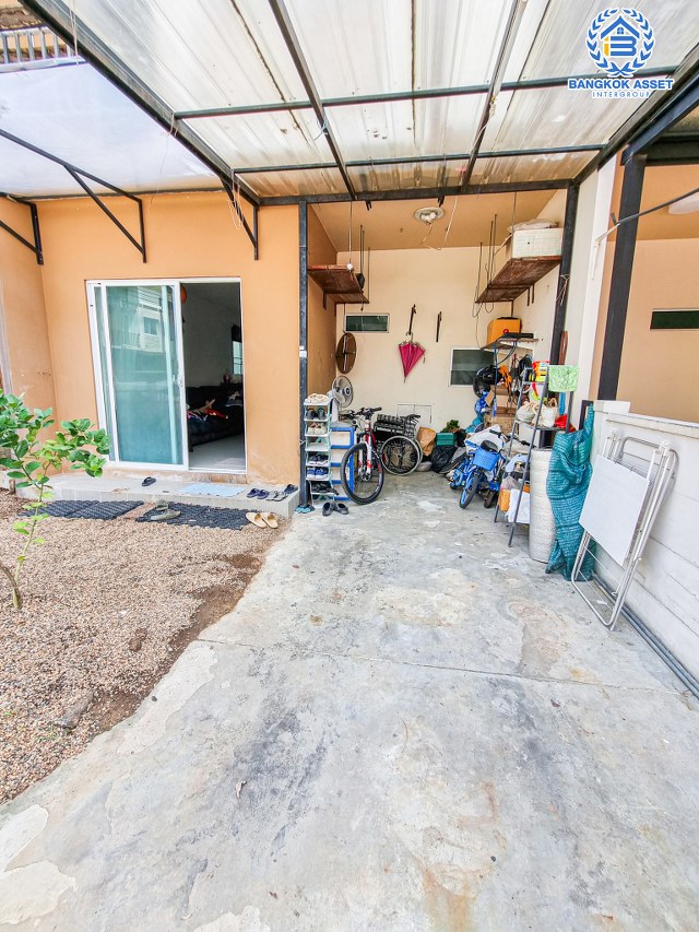 *****ทาวน์เฮ้าส์มือสองนนทบุรี โครงการ แกรนด์พลีโน่ รัตนาธิเบศร์ หลังมุม เนื้อที่กว้างเกือบ 25 ตร.ว. ฟังก์ชัน 3 ห้องนอน 2 ห้องน้ำ 1 ที่จอดรถ บ้านอยู่ใกล้ส่วนกลางของหมู่บ้าน แถมฟรี! 2 เครื่องปรับอากาศ, 2 เครื่องทำน้ำอุ่น บนทำเลเดินทางสะดวก เชื่อมต่อถนนกาญจนาภิเษก, ถนนรัตนาธิเบศร์, ถนนราชพฤกษ์ ใกล้รถไฟฟ้าสายสีม่วง "สถานีบางพลู" และทางด่วน "ศรีรัช"