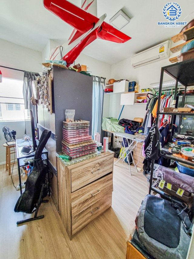 *****ทาวน์เฮ้าส์มือสองนนทบุรี โครงการ แกรนด์พลีโน่ รัตนาธิเบศร์ หลังมุม เนื้อที่กว้างเกือบ 25 ตร.ว. ฟังก์ชัน 3 ห้องนอน 2 ห้องน้ำ 1 ที่จอดรถ บ้านอยู่ใกล้ส่วนกลางของหมู่บ้าน แถมฟรี! 2 เครื่องปรับอากาศ, 2 เครื่องทำน้ำอุ่น บนทำเลเดินทางสะดวก เชื่อมต่อถนนกาญจนาภิเษก, ถนนรัตนาธิเบศร์, ถนนราชพฤกษ์ ใกล้รถไฟฟ้าสายสีม่วง "สถานีบางพลู" และทางด่วน "ศรีรัช"