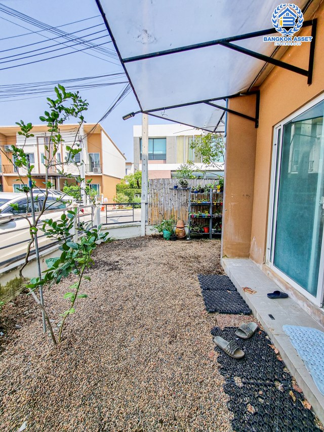 *****ทาวน์เฮ้าส์มือสองนนทบุรี โครงการ แกรนด์พลีโน่ รัตนาธิเบศร์ หลังมุม เนื้อที่กว้างเกือบ 25 ตร.ว. ฟังก์ชัน 3 ห้องนอน 2 ห้องน้ำ 1 ที่จอดรถ บ้านอยู่ใกล้ส่วนกลางของหมู่บ้าน แถมฟรี! 2 เครื่องปรับอากาศ, 2 เครื่องทำน้ำอุ่น บนทำเลเดินทางสะดวก เชื่อมต่อถนนกาญจนาภิเษก, ถนนรัตนาธิเบศร์, ถนนราชพฤกษ์ ใกล้รถไฟฟ้าสายสีม่วง "สถานีบางพลู" และทางด่วน "ศรีรัช"