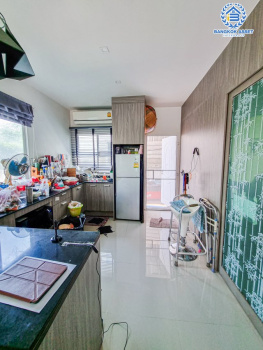 *****ทาวน์เฮ้าส์มือสองนนทบุรี โครงการ แกรนด์พลีโน่ รัตนาธิเบศร์ หลังมุม เนื้อที่กว้างเกือบ 25 ตร.ว. ฟังก์ชัน 3 ห้องนอน 2 ห้องน้ำ 1 ที่จอดรถ บ้านอยู่ใกล้ส่วนกลางของหมู่บ้าน แถมฟรี! 2 เครื่องปรับอากาศ, 2 เครื่องทำน้ำอุ่น บนทำเลเดินทางสะดวก เชื่อมต่อถนนกาญจนาภิเษก, ถนนรัตนาธิเบศร์, ถนนราชพฤกษ์ ใกล้รถไฟฟ้าสายสีม่วง "สถานีบางพลู" และทางด่วน "ศรีรัช"