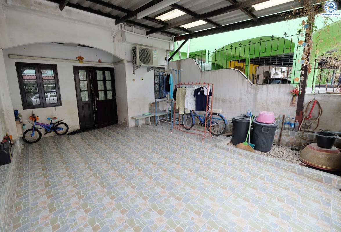 ทาวน์เฮ้าส์มือสองนนทบุรี หมู่บ้าน บัวทอง 2 บางใหญ่ พื้นที่กว้าง พร้อมเครื่องปรับอากาศ 2 เครื่อง ครบครันทุกความสะดวกสบาย เพียง 10 นาทีถึงเซ็นทรัลเวสท์เกต หน้าโครงการติดถนนกาญจนาภิเษก ใกล้รถไฟฟ้าสถานี "คลองบางไผ่"