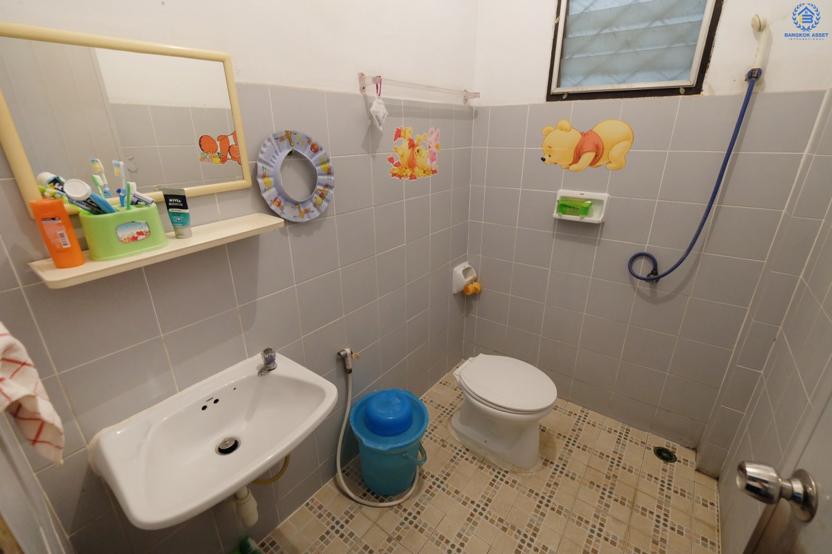 ทาวน์เฮ้าส์มือสองนนทบุรี หมู่บ้าน บัวทอง 2 บางใหญ่ พื้นที่กว้าง พร้อมเครื่องปรับอากาศ 2 เครื่อง ครบครันทุกความสะดวกสบาย เพียง 10 นาทีถึงเซ็นทรัลเวสท์เกต หน้าโครงการติดถนนกาญจนาภิเษก ใกล้รถไฟฟ้าสถานี "คลองบางไผ่"