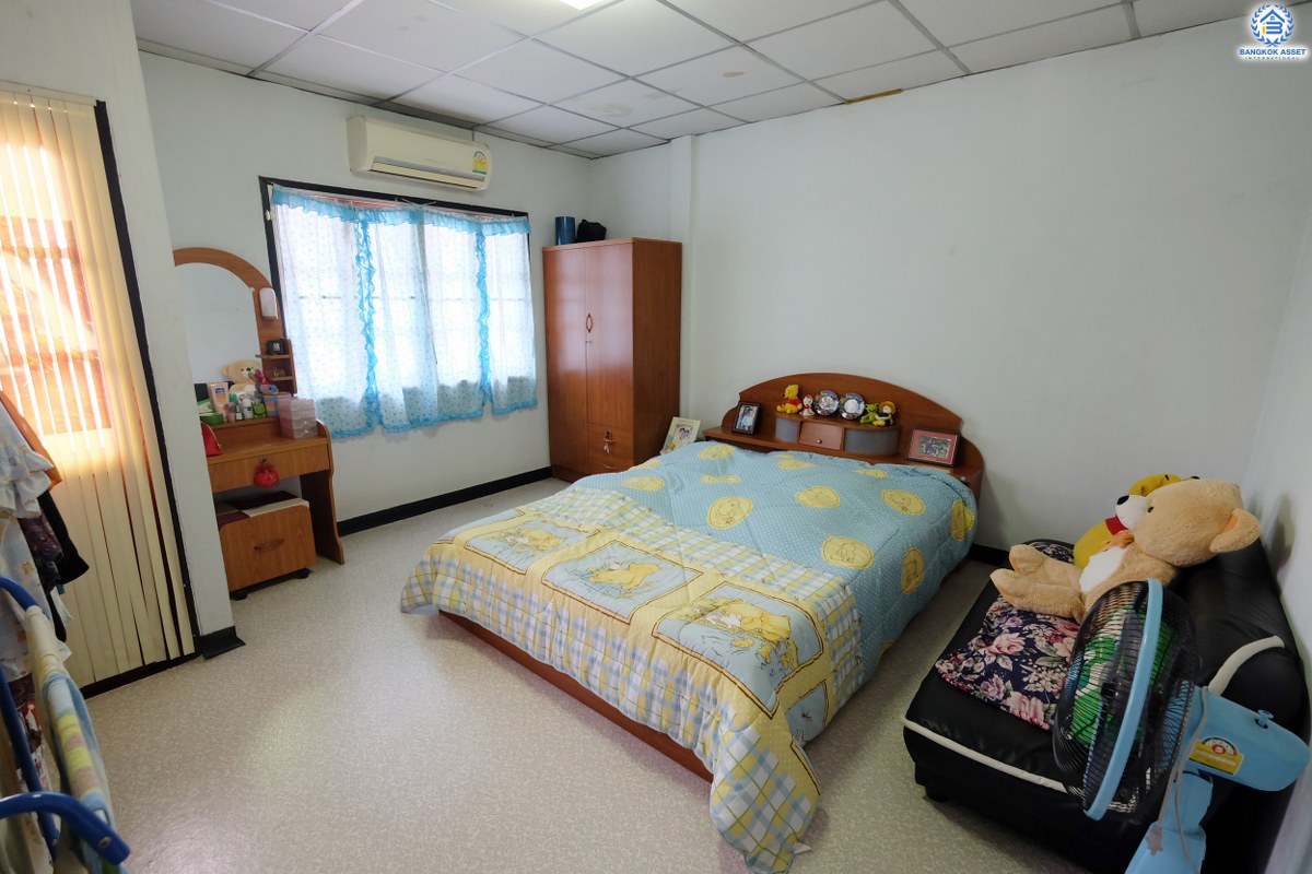 ทาวน์เฮ้าส์มือสองนนทบุรี หมู่บ้าน บัวทอง 2 บางใหญ่ พื้นที่กว้าง พร้อมเครื่องปรับอากาศ 2 เครื่อง ครบครันทุกความสะดวกสบาย เพียง 10 นาทีถึงเซ็นทรัลเวสท์เกต หน้าโครงการติดถนนกาญจนาภิเษก ใกล้รถไฟฟ้าสถานี "คลองบางไผ่"