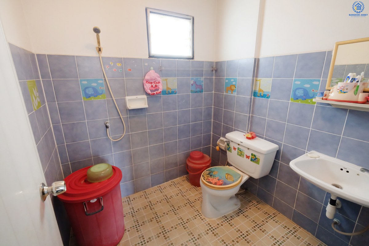 ทาวน์เฮ้าส์มือสองนนทบุรี หมู่บ้าน บัวทอง 2 บางใหญ่ พื้นที่กว้าง พร้อมเครื่องปรับอากาศ 2 เครื่อง ครบครันทุกความสะดวกสบาย เพียง 10 นาทีถึงเซ็นทรัลเวสท์เกต หน้าโครงการติดถนนกาญจนาภิเษก ใกล้รถไฟฟ้าสถานี "คลองบางไผ่"