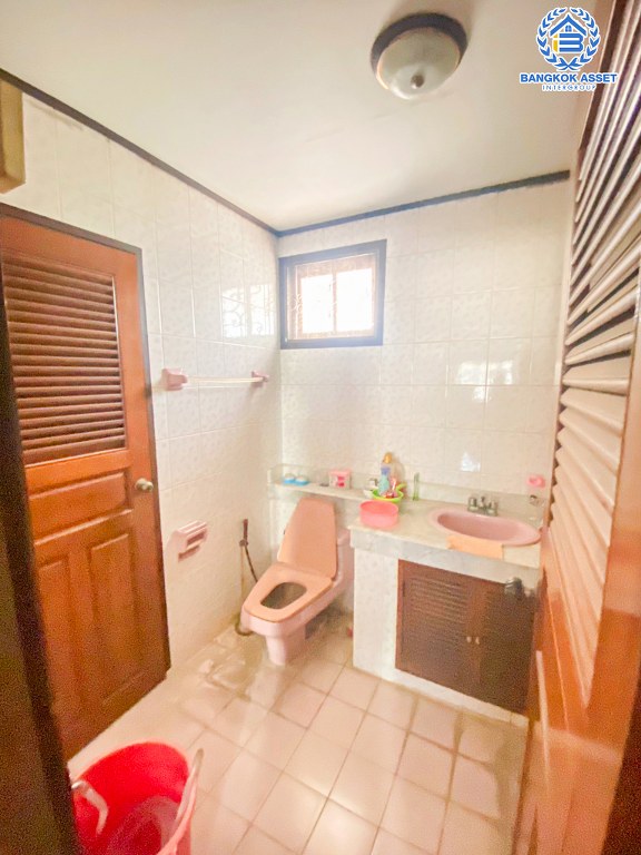 *****บ้านเดี่ยวมือสอง โครงการ กฤษดานคร20 ปิ่นเกล้า เนื้อที่ 104 ตร.ว. ฟังก์ชัน 3 ห้องนอน 3 ห้องน้ำ 2 ที่จอดรถ บ้านหลังใหญ่ บนพื้นที่กว้างขวาง การเดินทางสะดวก เชื่อมต่อถนนบรมราชชนนี ถนนเพชรเกษม ถนนพุทธมณฑลสาย2 ใกล้ห้างสรรพสินค้าเซ็นทรัล ปิ่นเกล้า ใกล้จุดขึ้นทางด่วน "กาญจนาภิเษก"...