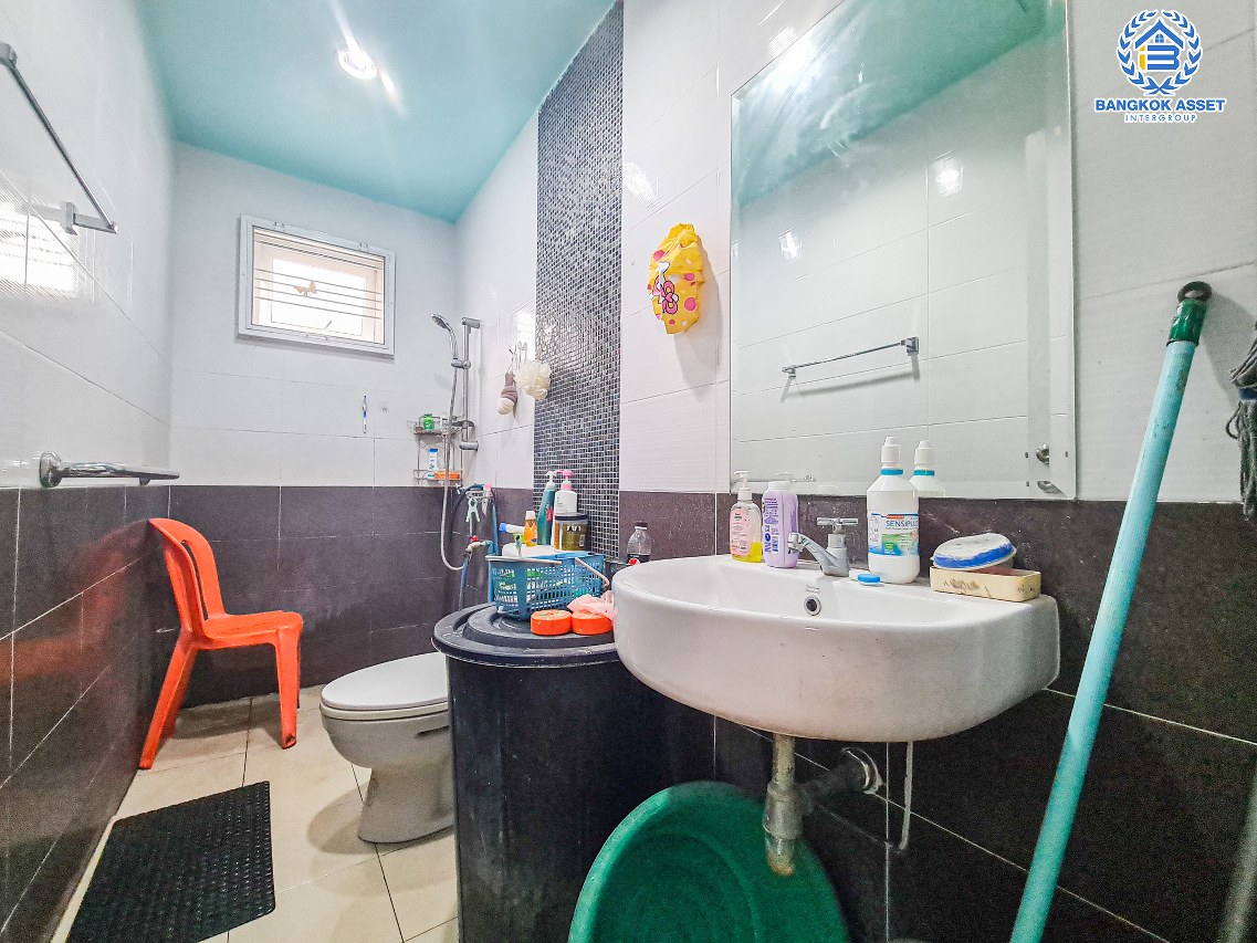 *****บ้านเดี่ยวมือสองนนทบุรี โครงการ เดอะลิฟวิ่ง3 บ้านกล้วย-ไทรน้อย เนื้อที่กว้างเกือบ 56 ตร.ว. ฟังก์ชัน 3 ห้องนอน 3 ห้องน้ำ 2 ที่จอดรถ บ้านภายในสภาพดี บนทำเลเดินทางสะดวก ติดถนนกาญจนาภิเษก ใกล้เซ็นทรัลเวสต์เกต และรถไฟฟ้าสายสีม่วง "สถานีคลองบางไผ่" จองเลย!