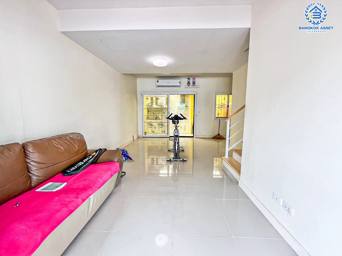 *****ทาวน์เฮ้าส์มือสองกรุงเทพฯ โครงการ เดอะคอนเนค ดอนเมือง-เทิดราชัน เนื้อที่ 18.7 ตร.ว. ฟังก์ชัน 3 ห้องนอน 2 ห้องน้ำ บ้านสภาพดี พร้อมเข้าอยู่ บนทำเลเดินทางสะดวก เชื่อมต่อถนนสรงประภา, ถนนวิภาวดีรังสิต, ถนนศรีสมาน ใกล้รถไฟฟ้าสายสีแดง "สถานีดอนเมือง" และทางด่วน "ศรีสมาน"