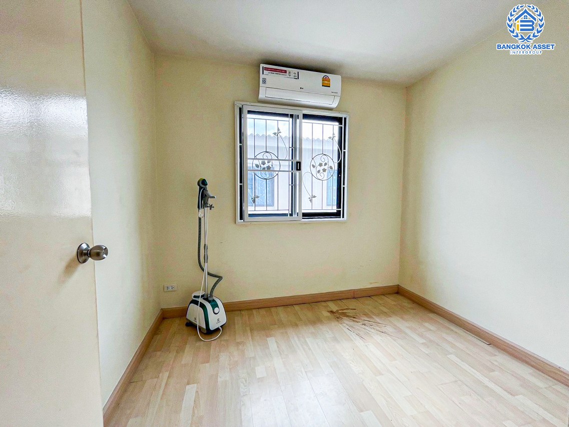 *****ทาวน์เฮ้าส์มือสองกรุงเทพฯ โครงการ เดอะคอนเนค ดอนเมือง-เทิดราชัน เนื้อที่ 18.7 ตร.ว. ฟังก์ชัน 3 ห้องนอน 2 ห้องน้ำ บ้านสภาพดี พร้อมเข้าอยู่ บนทำเลเดินทางสะดวก เชื่อมต่อถนนสรงประภา, ถนนวิภาวดีรังสิต, ถนนศรีสมาน ใกล้รถไฟฟ้าสายสีแดง "สถานีดอนเมือง" และทางด่วน "ศรีสมาน"