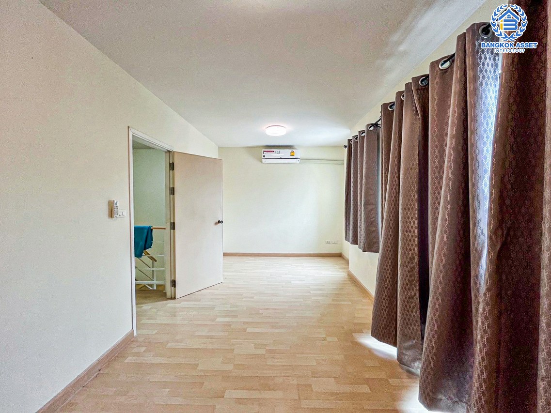 *****ทาวน์เฮ้าส์มือสองกรุงเทพฯ โครงการ เดอะคอนเนค ดอนเมือง-เทิดราชัน เนื้อที่ 18.7 ตร.ว. ฟังก์ชัน 3 ห้องนอน 2 ห้องน้ำ บ้านสภาพดี พร้อมเข้าอยู่ บนทำเลเดินทางสะดวก เชื่อมต่อถนนสรงประภา, ถนนวิภาวดีรังสิต, ถนนศรีสมาน ใกล้รถไฟฟ้าสายสีแดง "สถานีดอนเมือง" และทางด่วน "ศรีสมาน"