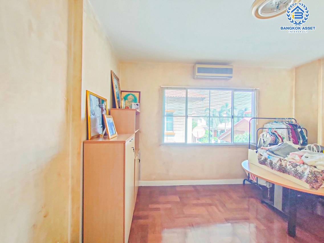 *****บ้านเดี่ยวมือสองนนทบุรี โครงการ นันทวัน พระราม5 เนื้อที่กว้างขวางถึง 97 ตร.ว. ฟังก์ชัน 4 ห้องนอน 3 ห้องน้ำ 2 ที่จอดรถ บ้านพร้อมอยู่ แถมฟรี! 6 เครื่องปรับอากาศ บนทำเลเดินทางสะดวก ติดถนนนครอินทร์ ใกล้รถไฟฟ้าสายสีม่วง "สถานีบางรักใหญ่" และทางด่วน "ศรีรัช" จองเลย!