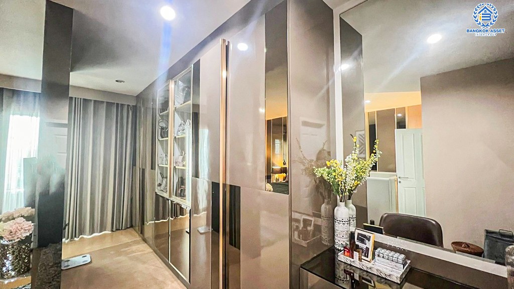 *****ทาวน์เฮ้าส์มือสอง โครงการ ฟลอรา ติวานนท์ หลังมุม เนื้อที่ 23.50 ตร.ว. ฟังก์ชัน 4 ห้องนอน 3 ห้องน้ำ 2 ที่จอดรถ บ้านสวยสไตล์ Modern ภายในเหมือนใหม่ โครงการบนทำเลดี เชื่อมต่อถนนประชาราษฎร์ ถนนติวานนท์ ถนนพิบูลย์สงคราม ใกล้รถไฟฟ้าสายสีม่วง "สถานีแยกติวานนท์" และจุดขึ้นทางด่วน "ศรีรัช"