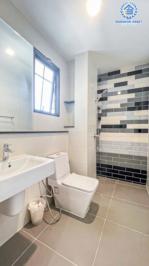 *****บ้านเดี่ยวมือสองนนทบุรี โครงการ บางกอกบูเลอวาร์ด แจ้งวัฒนะ2 เนื้อที่กว้างขวางถึง 60.1 ตร.ว. ฟังก์ชัน 5 ห้องนอน 3 ห้องน้ำ 2 ที่จอดรถ พื้นที่ใช้สอยกว้างขวาง ทำเลเดินทางสะดวก เชื่อมต่อ ถนนชัยพฤกษ์, ถนนแจ้งวัฒนะ ใกล้รถไฟฟ้าสายสีชมพู "สถานีปากเกร็ด" และทางด่วน "เมืองทอง"