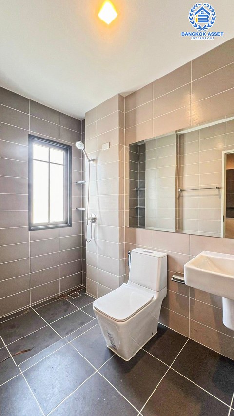 *****บ้านเดี่ยวมือสองนนทบุรี โครงการ บางกอกบูเลอวาร์ด แจ้งวัฒนะ2 เนื้อที่กว้างขวางถึง 60.1 ตร.ว. ฟังก์ชัน 5 ห้องนอน 3 ห้องน้ำ 2 ที่จอดรถ พื้นที่ใช้สอยกว้างขวาง ทำเลเดินทางสะดวก เชื่อมต่อ ถนนชัยพฤกษ์, ถนนแจ้งวัฒนะ ใกล้รถไฟฟ้าสายสีชมพู "สถานีปากเกร็ด" และทางด่วน "เมืองทอง"