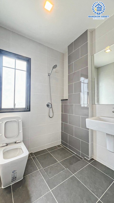 *****บ้านเดี่ยวมือสองนนทบุรี โครงการ บางกอกบูเลอวาร์ด แจ้งวัฒนะ2 เนื้อที่กว้างขวางถึง 60.1 ตร.ว. ฟังก์ชัน 5 ห้องนอน 3 ห้องน้ำ 2 ที่จอดรถ พื้นที่ใช้สอยกว้างขวาง ทำเลเดินทางสะดวก เชื่อมต่อ ถนนชัยพฤกษ์, ถนนแจ้งวัฒนะ ใกล้รถไฟฟ้าสายสีชมพู "สถานีปากเกร็ด" และทางด่วน "เมืองทอง"