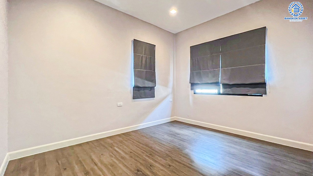 *****บ้านเดี่ยวมือสองนนทบุรี โครงการ บางกอกบูเลอวาร์ด แจ้งวัฒนะ2 เนื้อที่กว้างขวางถึง 60.1 ตร.ว. ฟังก์ชัน 5 ห้องนอน 3 ห้องน้ำ 2 ที่จอดรถ พื้นที่ใช้สอยกว้างขวาง ทำเลเดินทางสะดวก เชื่อมต่อ ถนนชัยพฤกษ์, ถนนแจ้งวัฒนะ ใกล้รถไฟฟ้าสายสีชมพู "สถานีปากเกร็ด" และทางด่วน "เมืองทอง"